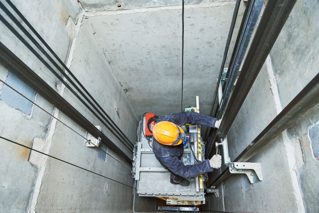 Aufzugstechniker bei der Arbeit im Aufzugsschacht